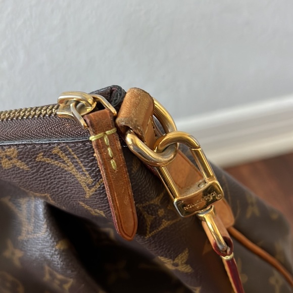 Louis Vuitton Monogram LV Turenne - Picture 7 of 16
